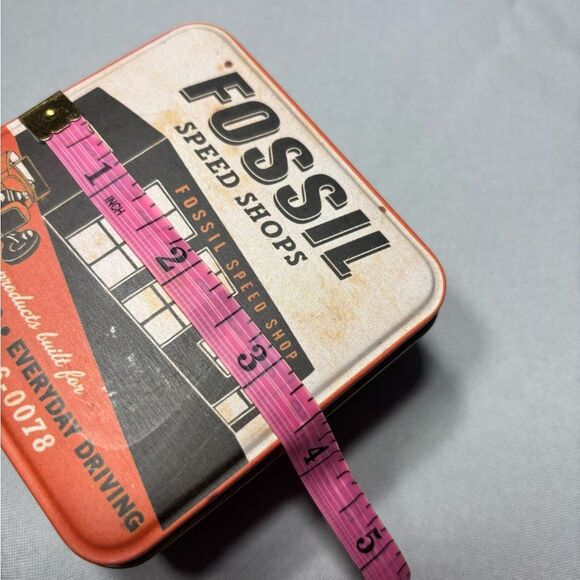 3.5” Authentic Fossil Watch Tin Collectors Item Excellent Preloved Condition - Picture 5 of 6